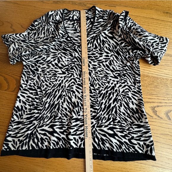 Dana Buchman Woman XL Black and White Animal Print V-Neck Zebra Shirt Top - Picture 8 of 8
